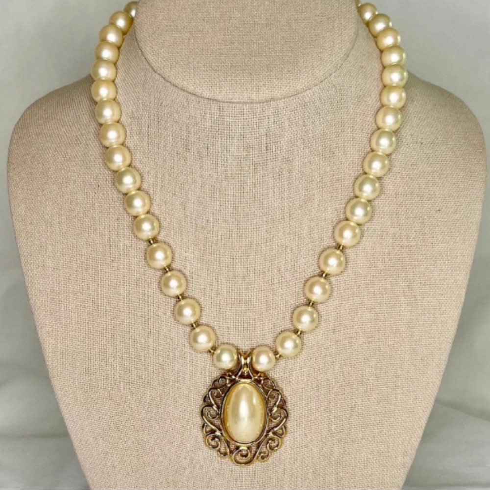#153 Vintage Trifari Gold Tone Faux Pearl Pendant Necklace